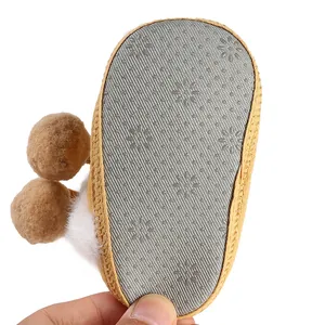 Détail de la semelle antidérapante en caoutchouc sur des bottes d'hiver pour bébé.