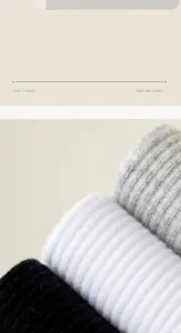 Vue détaillée de la texture côtelée des chaussettes en coton pour hommes en noir, blanc et gris.