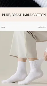 Vue détaillée de chaussettes blanches en coton respirant pour hommes avec bords côtes