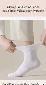 Gros plan sur une chaussette en coton blanc montrant l'élasticité et la texture.