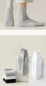 Chaussettes homme en coton de qualité supérieure, gris et blanc, maille respirante.