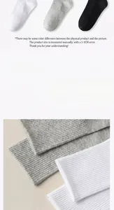 Détail macro de la texture en maille côtelée respirante sur les chaussettes en coton pour hommes