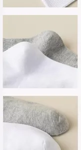 Gros plan détaillé de chaussettes en coton respirant montrant la texture et le talon