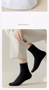Une vue détaillée de chaussettes classiques en coton noir pour hommes en studio