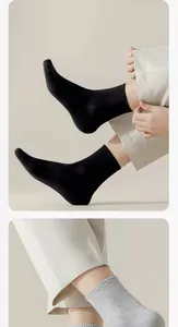 Vue détaillée de chaussettes mi-hautes en coton respirant pour hommes en noir et gris