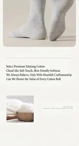 Détail de chaussettes en coton gris respirant fabriquées en fibres douces de qualité.