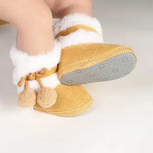 Gros plan d'une botte pour bébé avec semelle antidérapante et texture en peluche