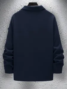 Achteraanzicht van een marineblauw herenjack met reverskraag voor herfst/winter