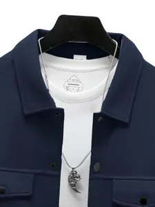 Détail du revers et de la poche sur une veste pour homme bleu marine ajustée