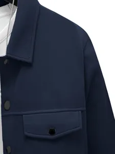 Gros plan de veste pour homme bleu marine avec col à revers et poche poitrine à bouton-pression