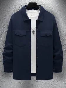 Gros plan sur une veste bleu marine pour homme à coupe ajustée avec poches et boutons.