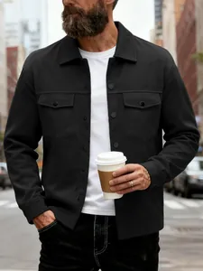 Gros plan d'une veste noire élégante pour homme avec col à revers et doubles poches