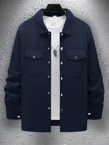 Detail van marineblauw slim-fit herenjack met reverskraag en dubbele borstzakken
