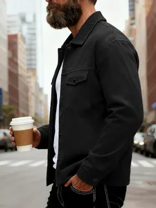 Vue latérale d'une veste noire cintrée pour homme avec col rabattu et poches poitrine