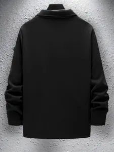 Gedetailleerde achterkant van een minimalistisch zwart herenjack met een slanke pasvorm