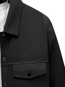 Détail d'une veste décontractée noire pour homme avec col à revers et poche poitrine