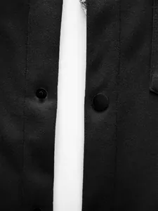 Vue détaillée des boutons noirs et de la texture du tissu d'une veste pour hommes