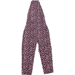Détail d'une combinaison dos nu pour femme avec motif léopard rose et coupe ajustée
