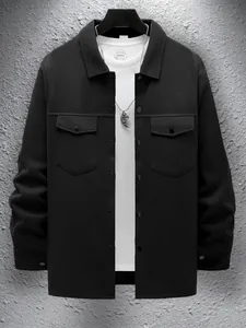 Détail d'une veste décontractée noire ajustée avec revers et poches à rabat.