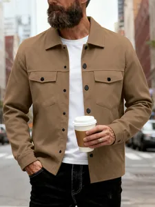 Vue détaillée de la veste marron ajustée pour hommes avec col à revers et poches