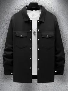 Detailweergave van slim fit herenjack met overhemdkraag en dubbele borstzakken op muur
