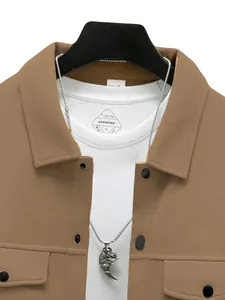 Gros plan d'une veste marron ajustée pour hommes avec revers et t-shirt blanc superposé