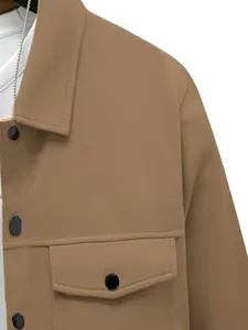 Détail d'une veste slim kaki avec col rabattu et poches de poitrine boutonnées