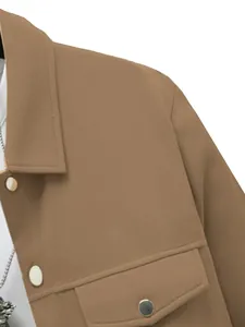 Vue détaillée d'une veste marron pour hommes avec revers et boutons métalliques