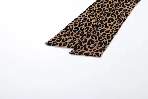 Gros plan détaillé des attaches à motif léopard d'une combinaison ajustée pour femme.