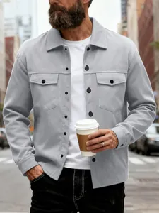Vue détaillée d'une veste grise ajustée pour homme avec revers et doubles poches