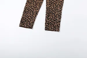 Détail rapproché des bas de jambes d'une combinaison léopard à la texture fine