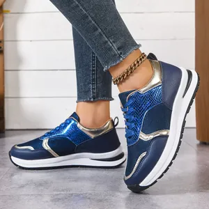Vue latérale de baskets à plateforme bleu marine pour femmes avec détails dorés et bleu