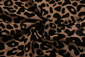 Gros plan détaillé du tissu en maille léopard sexy avec des points floqués en velours