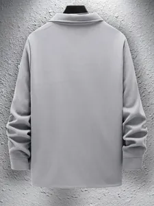 Achteraanzicht van een grijs slim-fit herenjack met reverskraag en lange mouwen.