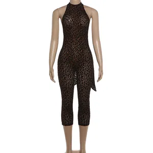 Vue détaillée d'une combinaison sexy à imprimé léopard et dos nu sur un mannequin