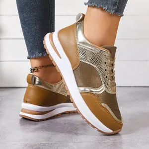 Détail de baskets à semelles épaisses pour femmes avec textures dorées et serpent