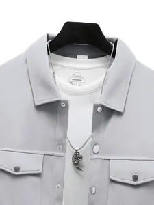 Detail van een grijze slim-fit casual herenjas met omslagkraag en stijlvolle borstzakken.