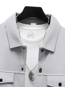 Détail d'une veste grise ajustée à boutonnage simple pour homme avec col classique
