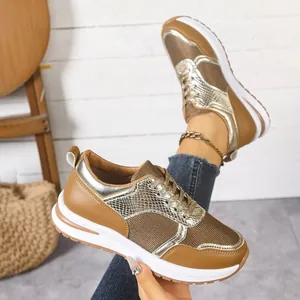 Vue détaillée de baskets brunes pour femmes avec texture serpent métallisée et semelles épaisses