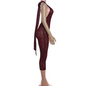 Vue latérale d'une combinaison dos nu sexy à imprimé léopard rouge et noir pour femmes.