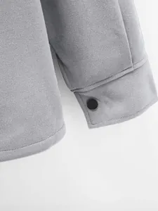 Détail de la manchette et du bouton d'une veste grise ajustée pour hommes élégants