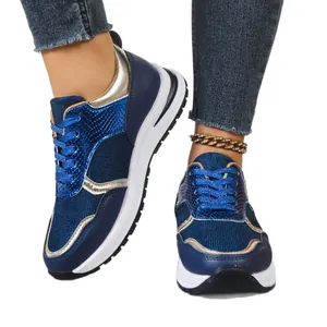 Baskets à plateforme élégantes pour femmes en bleu marine avec accents métalliques serpent.
