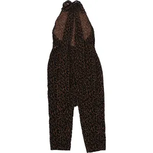 Vue détaillée de la combinaison léopard sexy avec dos nu et encolure licou élégante