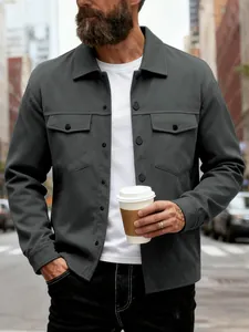 Gros plan d'une veste grise ajustée pour homme avec col à revers et poches boutonnées