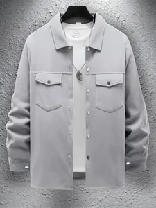 Détail d'une veste grise ajustée pour homme dotée de deux poches sur la poitrine.