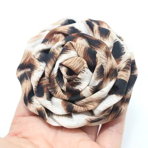 Macro di una rosa in tessuto con stampa leopardata fatta a mano per accessori fai da te.