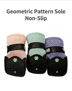 Primo piano di scarpe antiscivolo per cani con suola geometrica in vari colori