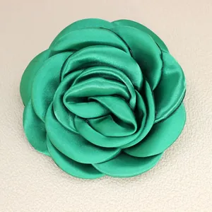 Spilla fiore camelia in raso verde da 12 cm fatta a mano per capelli e vestiti
