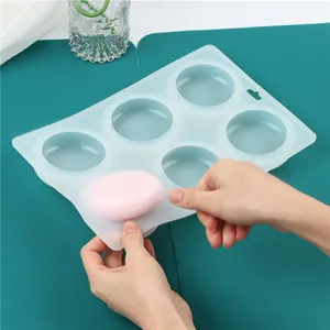 Vista dettagliata della facile sformatura di uno stampo per sapone tondo a 6 fori in silicone.