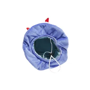 Dettaglio interno del cappello in peluche blu per torta di compleanno per animali